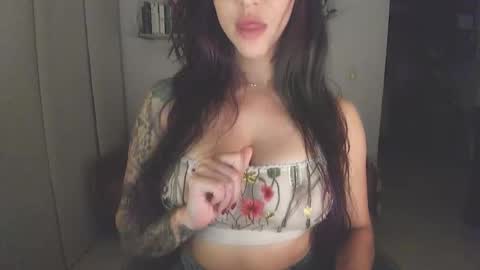 Snapshot of i_cant_believe_its_you chatting on 11-03-25, 03:52 Lana Banana online show from 11-03-25, 03:52