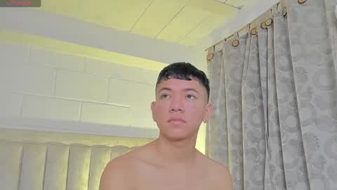 Snapshot of iamjulian_ chatting on 01-28-25, 11:17 Juliiiiian online show from 01-28-25, 11:17