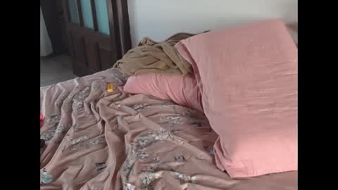 Snapshot of iamskylaa chatting on 12-17-25, 01:06 iamskylaa online show from 12-17-25, 01:06