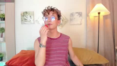 Snapshot of iangel_ chatting on 12-16-25, 06:18 ian online show from 12-16-25, 06:18