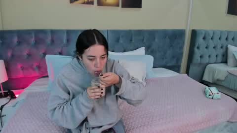 Snapshot of icysweetcam chatting on 02-03-25, 11:31 Icy online show from 02-03-25, 11:31