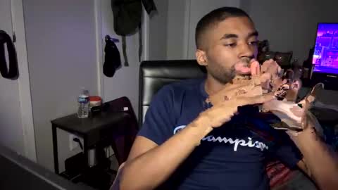 Snapshot of idropbabies chatting on 12-30-24, 01:15 UNO online show from 12-30-24, 01:15