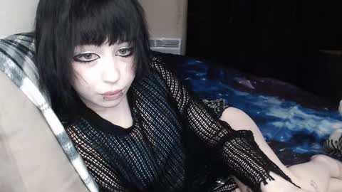 iiiiiiis online show from 02-17-26, 07:42