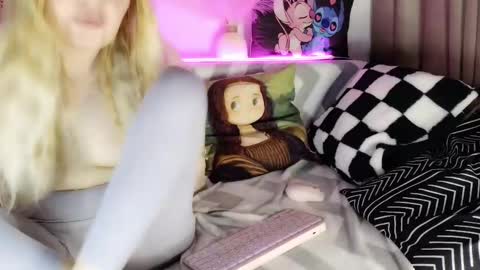 Snapshot of iloveextremestuff chatting on 03-11-25, 03:23 nicollee online show from 03-11-25, 03:23