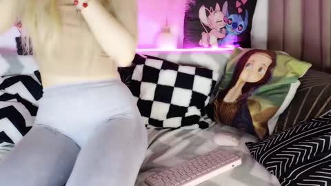 Snapshot of iloveextremestuff chatting on 03-11-25, 07:58 nicollee online show from 03-11-25, 07:58