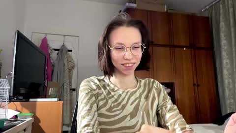 Snapshot of iluminadabiase chatting on 10-28-25, 05:37 Alina online show from 10-28-25, 05:37