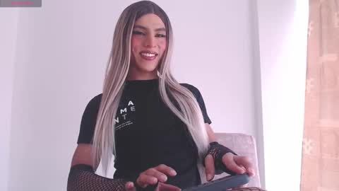 Snapshot of imdominique chatting on 10-18-25, 03:02 online show from 10-18-25, 03:02