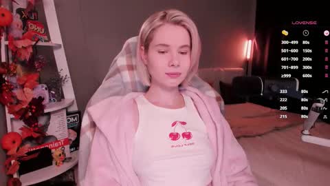 Snapshot of imnotmia chatting on 11-17-25, 10:10 Mia online show from 11-17-25, 10:10