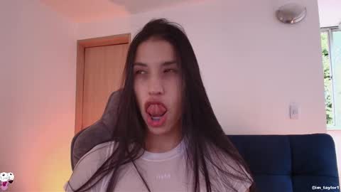 Snapshot of imtaylor__ chatting on 11-17-25, 08:25 TAYLOR online show from 11-17-25, 08:25