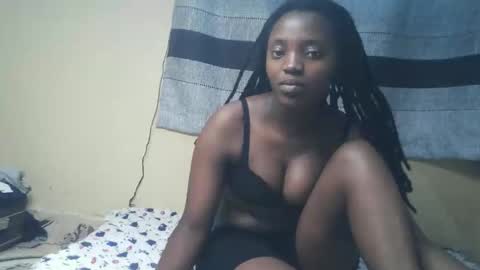 Snapshot of imyour_girl chatting on 10-25-25, 12:45 Im sonny online show from 10-25-25, 12:45