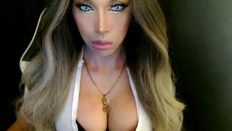 Snapshot of imyour_queen10 chatting on 09-27-25, 04:06 Queen Gwen online show from 09-27-25, 04:06