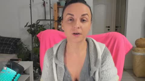 Snapshot of inakush chatting on 12-23-24, 10:33 Ina Kush online show from 12-23-24, 10:33