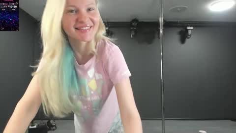 Snapshot of incredible__shell_ chatting on 05-20-26, 07:53 Masha online show from 05-20-26, 07:53