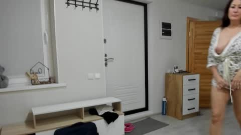 Della online show from 10-24-25, 05:31