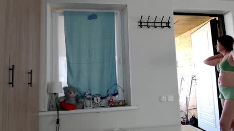 Snapshot of increible_della chatting on 05-19-26, 09:15 Della online show from 05-19-26, 09:15