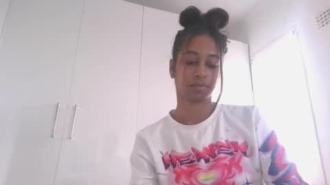 Snapshot of indanbella19 chatting on 05-12-26, 05:04 indanbella19 online show from 05-12-26, 05:04