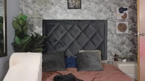 Snapshot of indi_rave chatting on 11-18-25, 12:53 INDI online show from 11-18-25, 12:53