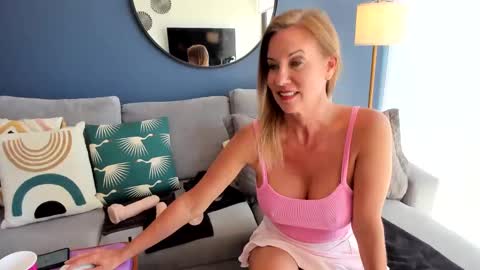 Snapshot of indianacooper chatting on 09-29-25, 03:39 IndianaCooper - Showtimes - Mon-Fri 12pm and 930PM CST SatSun 930pm CST online show from 09-29-25, 03:39