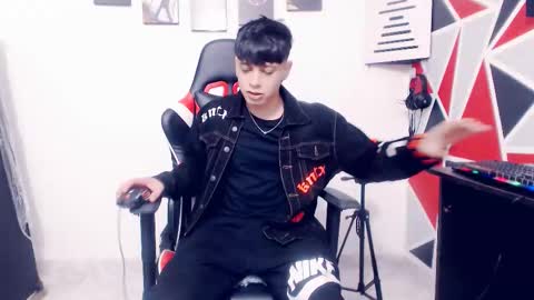 Snapshot of indomitablebeast chatting on 11-17-25, 12:27 matias online show from 11-17-25, 12:27