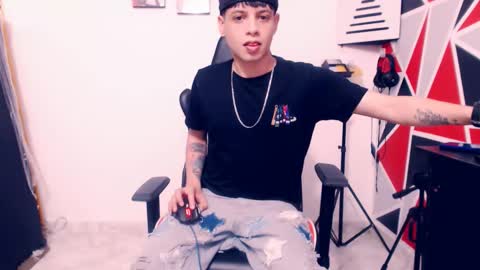 Snapshot of indomitablebeast chatting on 12-19-25, 05:25 matias online show from 12-19-25, 05:25