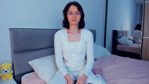 Kira online show from 11-12-25, 04:24