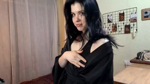 Mia online show from 03-25-26, 01:28