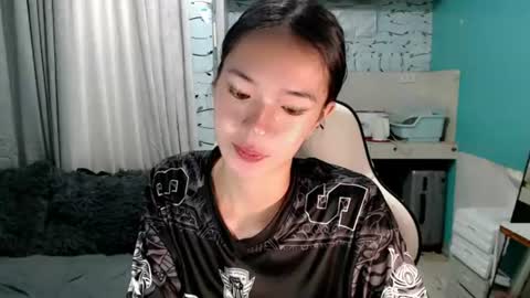 Snapshot of innocent_reign69 chatting on 07-19-26, 06:11 Reign online show from 07-19-26, 06:11