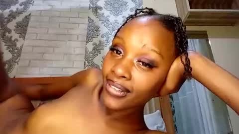 Snapshot of innocentcuteface chatting on 10-12-25, 06:40 Amber online show from 10-12-25, 06:40