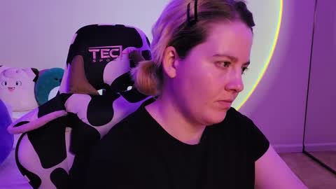 Snapshot of internetfairy_xo chatting on 12-15-24, 06:26 Faye online show from 12-15-24, 06:26