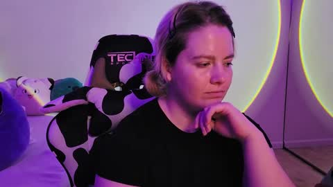 Snapshot of internetfairy_xo chatting on 12-15-24, 09:31 Faye online show from 12-15-24, 09:31