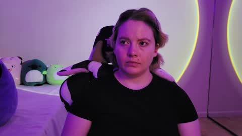 Snapshot of internetfairy_xo chatting on 12-16-24, 01:11 Faye online show from 12-16-24, 01:11