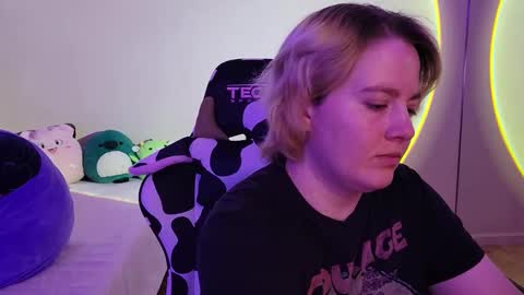 Snapshot of internetfairy_xo chatting on 12-17-24, 04:43 Faye online show from 12-17-24, 04:43