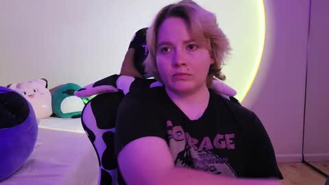 Snapshot of internetfairy_xo chatting on 12-17-24, 07:48 Faye online show from 12-17-24, 07:48