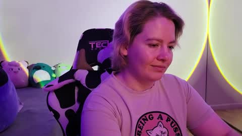 Snapshot of internetfairy_xo chatting on 12-20-24, 08:12 Faye online show from 12-20-24, 08:12