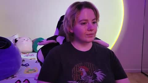 Snapshot of internetfairy_xo chatting on 12-22-24, 02:06 Faye online show from 12-22-24, 02:06