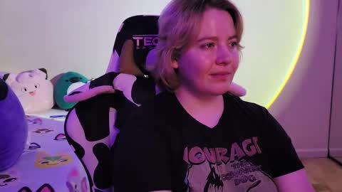 Snapshot of internetfairy_xo chatting on 12-29-24, 04:59 Faye online show from 12-29-24, 04:59