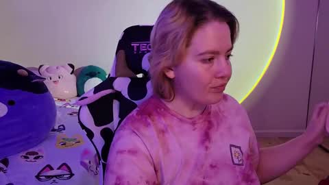 Snapshot of internetfairy_xo chatting on 01-01-25, 02:42 Faye online show from 01-01-25, 02:42