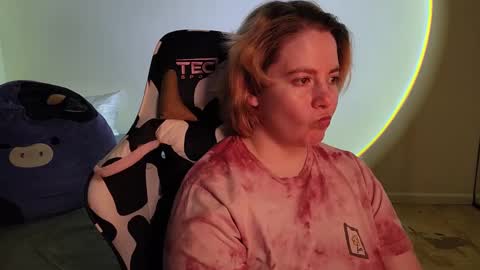 Snapshot of internetfairy_xo chatting on 01-17-25, 04:28 Faye online show from 01-17-25, 04:28