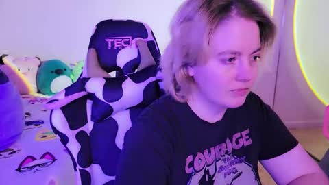 Snapshot of internetfairy_xo chatting on 01-19-25, 09:01 Faye online show from 01-19-25, 09:01