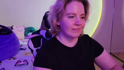 Snapshot of internetfairy_xo chatting on 01-20-25, 01:11 Faye online show from 01-20-25, 01:11