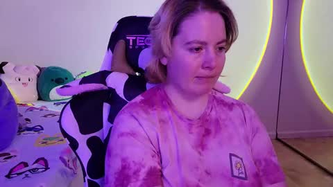 Snapshot of internetfairy_xo chatting on 01-21-25, 02:26 Faye online show from 01-21-25, 02:26