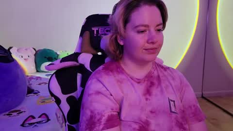 Snapshot of internetfairy_xo chatting on 01-22-25, 06:10 Faye online show from 01-22-25, 06:10