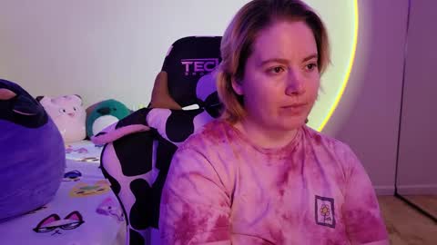 Snapshot of internetfairy_xo chatting on 01-28-25, 05:32 Faye online show from 01-28-25, 05:32