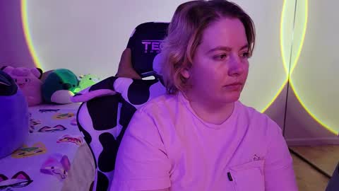 Snapshot of internetfairy_xo chatting on 01-31-25, 06:24 Faye online show from 01-31-25, 06:24