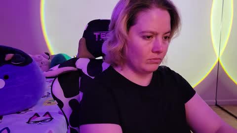 Snapshot of internetfairy_xo chatting on 02-04-25, 04:15 Faye online show from 02-04-25, 04:15