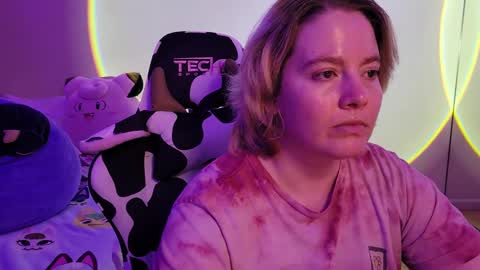 Snapshot of internetfairy_xo chatting on 02-11-25, 11:43 Faye online show from 02-11-25, 11:43