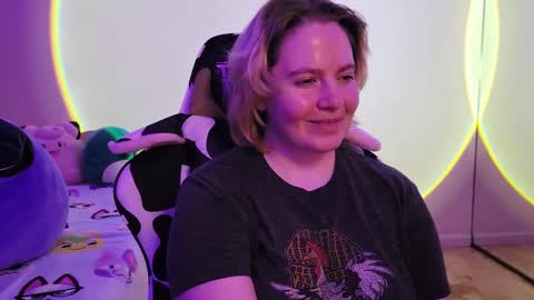 Snapshot of internetfairy_xo chatting on 02-14-25, 10:17 Faye online show from 02-14-25, 10:17