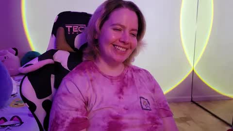 Snapshot of internetfairy_xo chatting on 02-19-25, 04:34 Faye online show from 02-19-25, 04:34