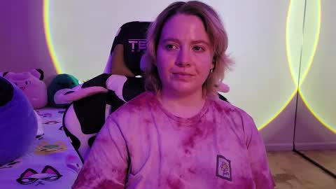 Snapshot of internetfairy_xo chatting on 02-19-25, 07:39 Faye online show from 02-19-25, 07:39