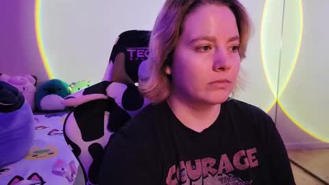 Snapshot of internetfairy_xo chatting on 02-23-25, 11:22 Faye online show from 02-23-25, 11:22